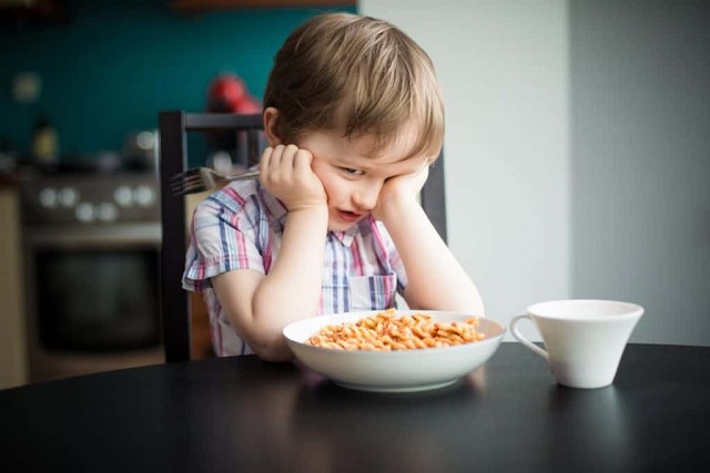 melatih anak makan sendiri