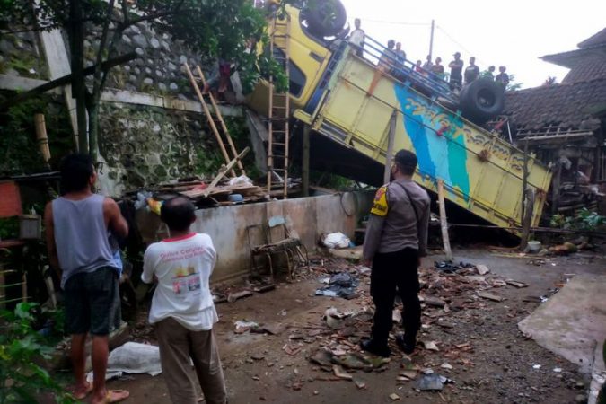 truk terguling dan terperosok di Doko, Kabupaten Blitar