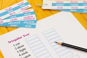 perbedaan regular verbs dan irregular verbs